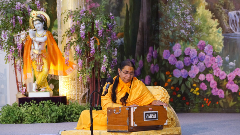 Sushree Gopeshwari Devi Ji Preaching at Radha Madhav Dham, Austin Texas
